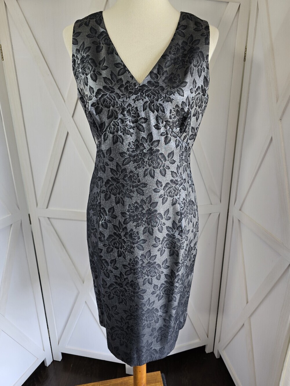 Liz Claiborne Sleeveless V-Neck Floral Jacquard Sheath Midi Dress in Charcoal